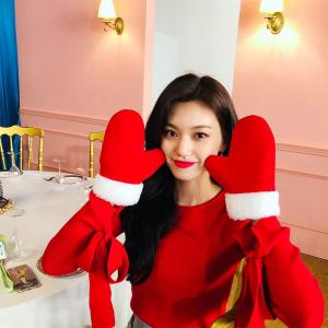 위키미키(Weki Meki) 김도연, 미모의 산타 걸로 변신…‘크리스마스 선물 같은 도댕이’