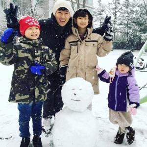 ‘자상한 육남매 아빠’ V.O.S 박지헌, 아이들 위해 눈사람 만든 “눈이 착해서 눈사람”