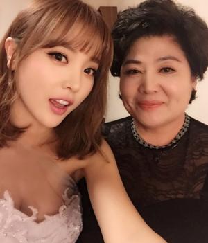 ‘미운우리새끼’ 홍진영, 미모의 어머니와 다정한 투샷…‘언니 홍선영의 나이와 직업 파운데이션도 관심 UP’