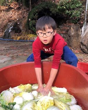 송일국 아들 삼둥이 근황, 유치원서 김장하는 대한-민국-만세 삼총사 “훌쩍 자란 삼둥이”