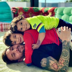 ‘2018년 50골’ FC 바르셀로나(바르사) 리오넬 메시, 두 아들들과 함께한 일상…“위대한 아버지”