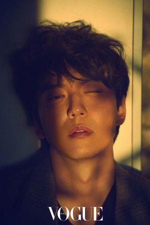 [화보] 김남길, 독보적인 섹스 카리스마 발산…‘보그 1월호 공개’