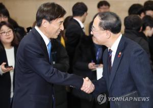 홍남기 부총리, 이주열 한국은행 총재과 첫 회동…“정책공조 중요”