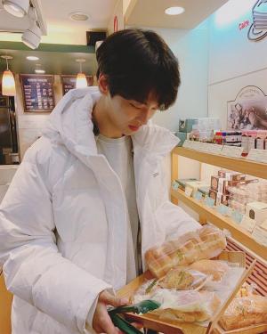 ‘붉은 달 푸른 해’ 차학연, 근황에 네티즌 관심 집중…‘빵 대신 사랑 먹은 비주얼’