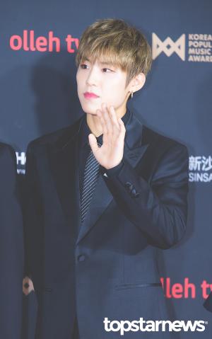 [HD포토] 워너원(Wanna One) 박우진, ‘젠틀한 손인사’ (2018KPMA한국대중음악시상식)