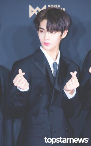 [HD포토] 워너원(Wanna One) 배진영, ‘시크하게 하트 뿅뿅’ (2018KPMA한국대중음악시상식)