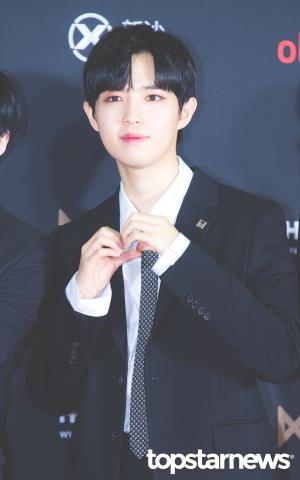 [HD포토] 워너원(Wanna One) 김재환, ‘째니표 하트’ (2018KPMA한국대중음악시상식)