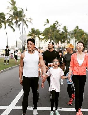 야노 시호♥추성훈, 딸 추사랑과 하와이에서 마라톤 참여...‘시선 집중’
