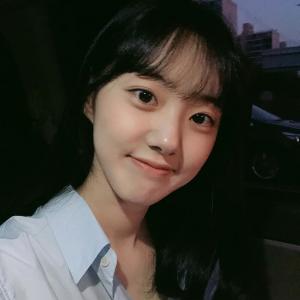 영화 ‘언니’ 박세완, 우유 빛깔 피부 드러낸 셀카 공개 ‘시선 집중’