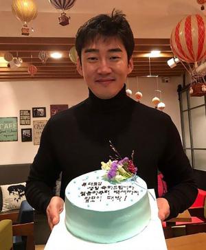 ‘극한직업’ 이하늬♥‘말모이’ 지오디(god) 윤계상, 인스타그램 속 생일 케이크 받은 모습 “축하합니다”