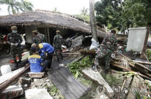 인도네시아(인니) 쓰나미 사망자 280명 넘어서, 구조자들 맨손으로 잔해 수색하기도… 현장 ‘아수라장’