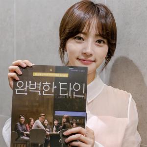 ‘완벽한 타인’ 송하윤, 귀여운 깨알 영화 홍보…클로즈업에도 완벽 미모