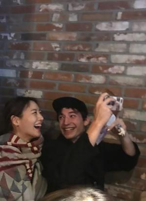 ‘신비한 동물사전2’ 배우 수현, 에즈라 밀러와의 영화관 이벤트에서 보인 ‘행복’ 미소