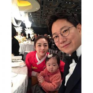 조우종♥정다은, 딸 아윤 양과 찍은 가족사진…붕어빵 부녀