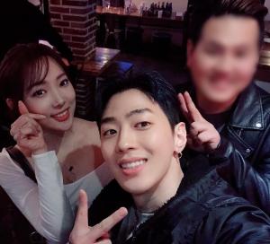 ‘하트시그널 시즌2’ 김장미, AOMG 래퍼 그레이-지인과 밝은 미소…“생축쓰 투 더 짱짱맨쓰”