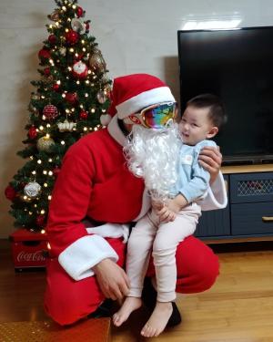 ‘지연수 ♥’ 일라이, 크리스마스 맞아 산타로 변신…11살 나이 차이 극복한 뒤 이룬 행복한 가정