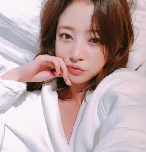 ‘완벽한 타인’ 송하윤, 매혹적인 침대 셀카 공개…동안 미모는 여전해