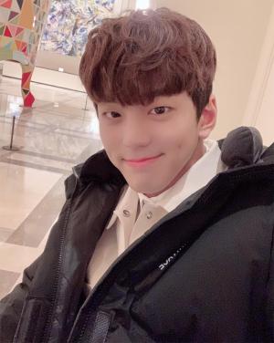 ‘좋맛탱’ 김민규, 패딩만 입어도 훈훈한 비주얼…“좋은밤입니다”