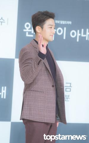 [HD포토] 김진우, ‘여유 넘치는 손인사’ (왼손잡이 아내)