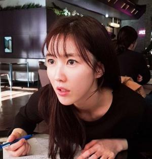 KBS2 일일드라마 ‘왼손잡이아내’ 이수경, 열심히 대본 외우는 모습…‘끝까지 사랑 후속’