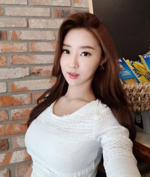‘김종민♥’ 황미나 기상캐스터, 글래머러스한 몸매…반전매력 발산