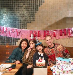 ‘더블랙레이블’ 전소미, 父 매튜 다우마-동생 에블린-엄마와 함께한 생일파티 공개 ‘행복한 가족’
