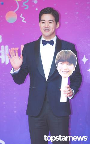 [HD포토] 이상윤, ‘훈훈한 보조개 미소’ (2018SBS연예대상)