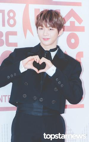 [HD포토] 워너원(Wanna One) 강다니엘, ‘클로즈업을 부르는 손하트’ (2018MBC연예대상)