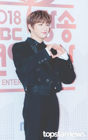 [HD포토] 워너원(Wanna One) 강다니엘, ‘놓칠 수 없는 손하트’ (2018MBC연예대상)