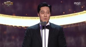 [2018 MBC 연기대상] ‘내 뒤에 테리우스’ 소지섭, 대상 영예 “아까 다 말해서 머릿속이 백지”··· 강기영과 ‘코코’해 큰 환호받기도