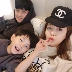 신소이♥최현준, 아들 윤우와 웃는 모습도 닮은 세 사람…“최신부부의 일상”