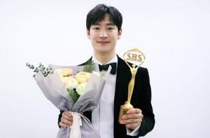 영화 ‘박열’ 이제훈, SBS 최우수연기상 수상 인증샷 공개 “기해년 새해 복 많이 받으세요”