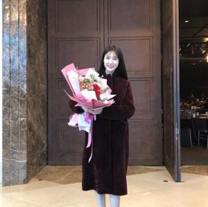 KBS2 일일드라마 ‘왼손잡이아내’ 이수경, 제박보고회에서 꽃다발 받은 모습…‘끝까지 사랑 후속’