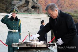 문재인 대통령, 국립 현충원 참배…순국선열과 호국영령의 넋을 기렸다