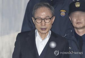 항소심 첫 공판 출석하는 이명박, 주민번호 질문에 “뒷번호 모르겠다”…대체로 여유로워