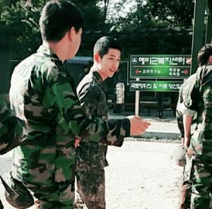 송중기, 예비군에서 포착된 모습 보니…‘군계일학’