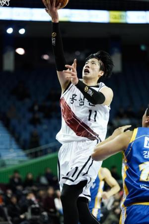 [프로농구(KBL)] ‘테리-오세근 더블 더블’ KGC인삼공사, 삼성 꺾고 2연승 달려…리그 4위 안착