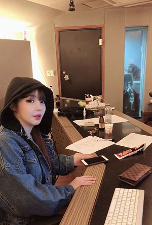 투애니원(2NE1) 출신 박봄, 일상에 쏠리는 이목...“녹음실에서”