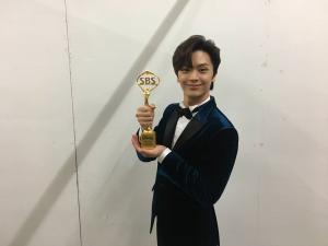 비투비(BTOB) 육성재, 멜로디에게 감사 인사 전하는 중…트로피 보다 빛나는 얼굴