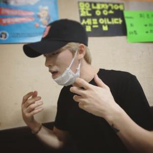 김재중, 마스크+모자로 가려지지 않는 잘생김…‘금발로 깜짝 변신’