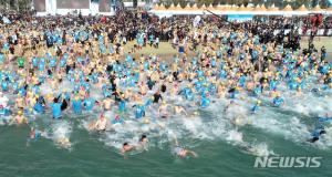 “겨울 바다에 풍덩”…해운대 북극곰 수영축제, 올해도 4천5백 명 참여
