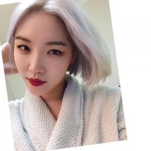 김새롬, 파격적인 머리 스타일 공개…빨간 립으로 더해진 매혹적인 분위기