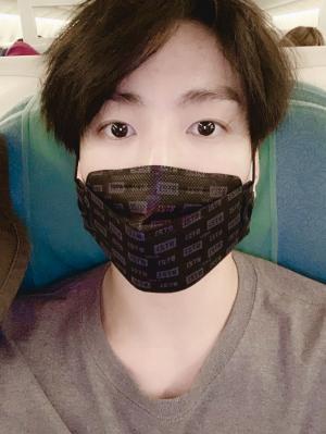 방탄소년단(BTS) 정국, 비행기서 BT21 마스크 쓰고 찍은 셀카 눈길…“눈 속에 별이 빛나는 꾹이”