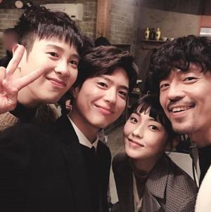 tvN 16부작 드라마 ‘남자친구’ 블락비(Block B) 피오, 박보검-전소니-김주헌과 함께 다정하게 한컷