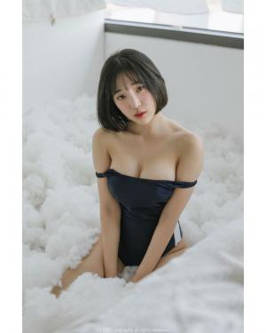 모델 강인경, 새로운 화보사진 공개…“솜뭉치 위에서 매력 발산하는 인경이”