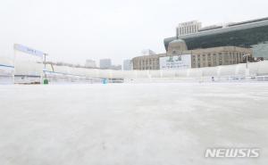 미세먼지로 폐쇄됐던 서울광장 스케이트장 15일 운영 재개