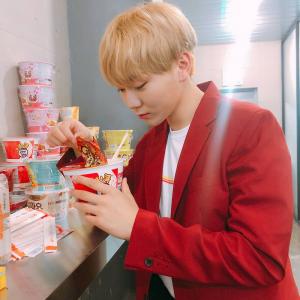 세븐틴(Seventeen) 부승관, 컵라면 들고 내추럴한 일상 공개…‘레스토랑 분위기 안 부러워’