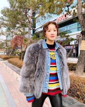 영화 ‘언니’ 이시영, 특이한 퍼 청자켓 패션 뽐내…‘패션의 완성은 얼굴’