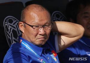 박항서의 베트남, 예멘을 상대로 2-0 승리…16강 진출은 미정
