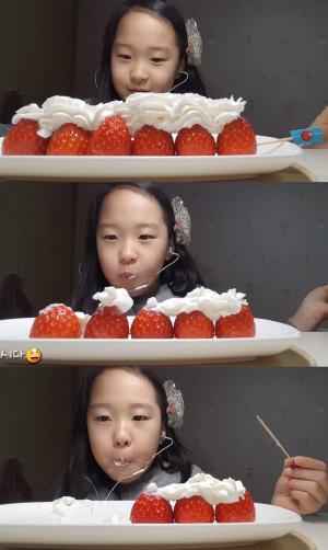 초등학생 유튜버 띠예, 딸기 ASMR 먹방 공개…조회수 100만 돌파